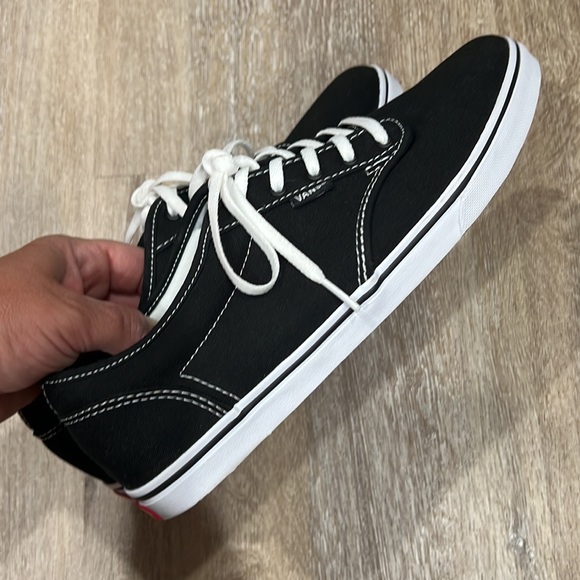 VANS LOWTOPS,  WOMANS SIZE 11, BLACK AND WHITE NEW!!!! - Picture 6 of 11